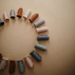 Mushie Finger Toothbrush Clay/Sand - Vingertandenborstel Baby - 2 Stuks Per Verpakking - Tandenborstel Siliconen -Verzorgingsproducten 1200x1200 1106