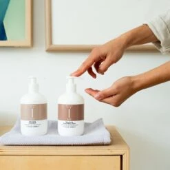 Naïf Verzorgende Handlotion - Plasticvrij - Handverzorging - 2 X 340ml - Met Natuurlijke Ingrediënten 5 Naïf Verzorgende Handlotion - Plasticvrij - Handverzorging - 2 X 340ml - Met Natuurlijke Ingrediënten -Verzorgingsproducten 1200x1200 583