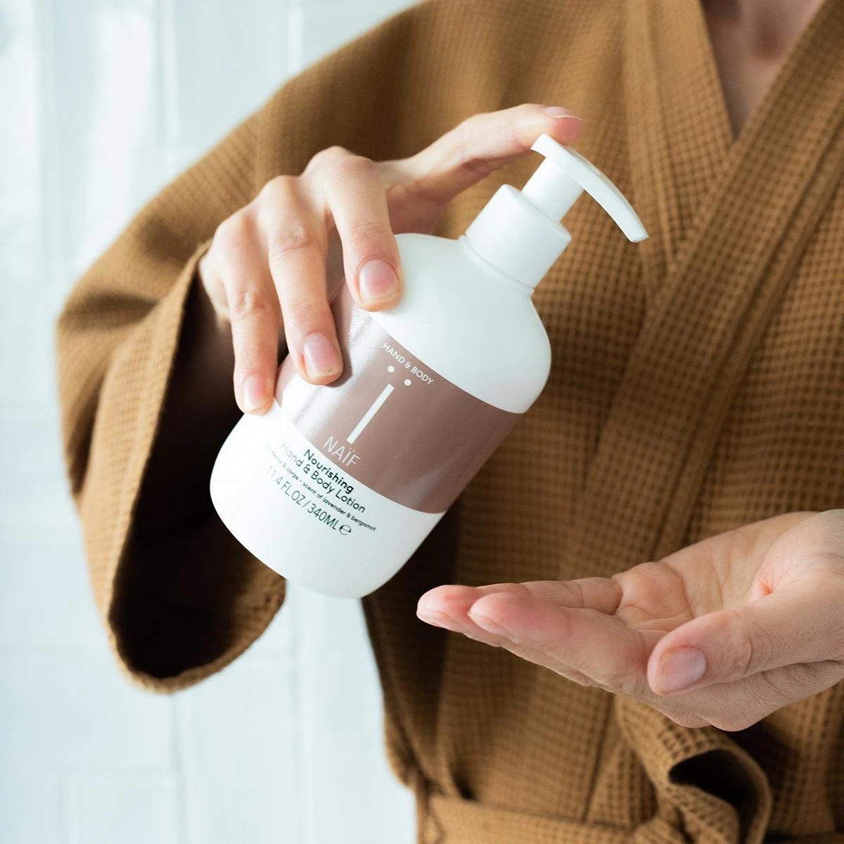 Naïf Verzorgende Handlotion – Plasticvrij – Handverzorging - 340ml - Met Natuurlijke Ingrediënten 3 Naïf Verzorgende Handlotion – Plasticvrij – Handverzorging - 340ml - Met Natuurlijke Ingrediënten - Afbeelding 3