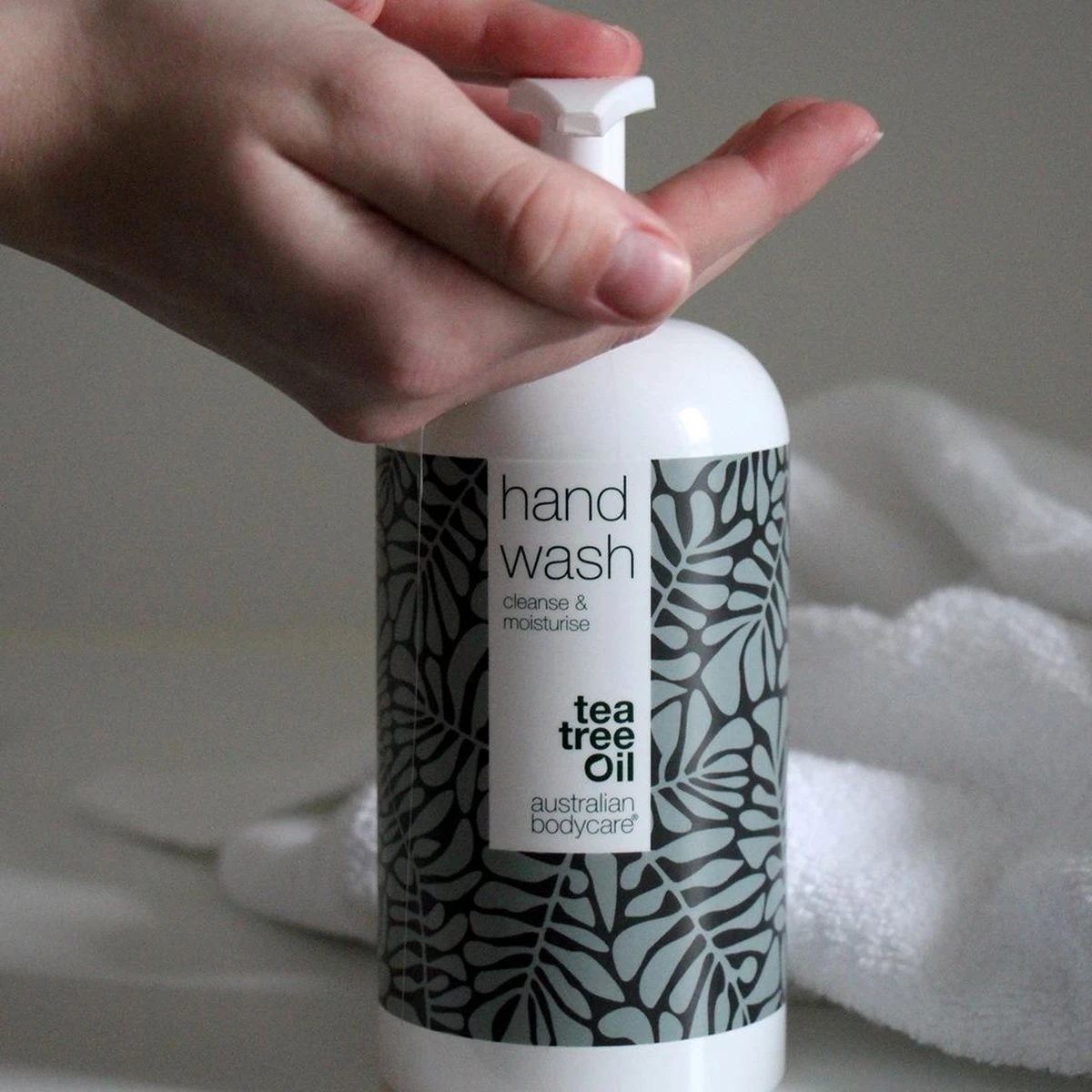 Australian Bodycare Hand Wash 500 Ml - Vochtinbrengende & Effectieve Handzeep Met 100% Natuurlijke Tea Tree Olie - Effectief Tegen Vuil - Houdt De Goede Flora Van De Huid In Balans - Geschikt Voor Alle Huidtypen 7 Australian Bodycare Hand Wash 500 Ml - Vochtinbrengende & Effectieve Handzeep Met 100% Natuurlijke Tea Tree Olie - Effectief Tegen Vuil - Houdt De Goede Flora Van De Huid In Balans - Geschikt Voor Alle Huidtypen - Afbeelding 7