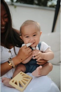 Mushie Finger Toothbrush Clay/Sand - Vingertandenborstel Baby - 2 Stuks Per Verpakking - Tandenborstel Siliconen -Verzorgingsproducten 806x1200 1