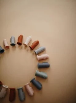 Mushie Finger Toothbrush Clay/Sand - Vingertandenborstel Baby - 2 Stuks Per Verpakking - Tandenborstel Siliconen -Verzorgingsproducten 885x1200 2